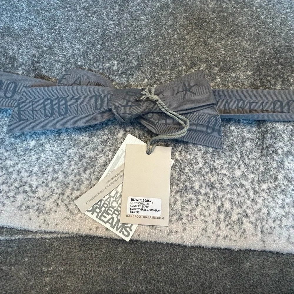 NWT Barefoot Dreams Soft CozyChic Reversible Scarf in Smokey Green Fog Gray, OS.